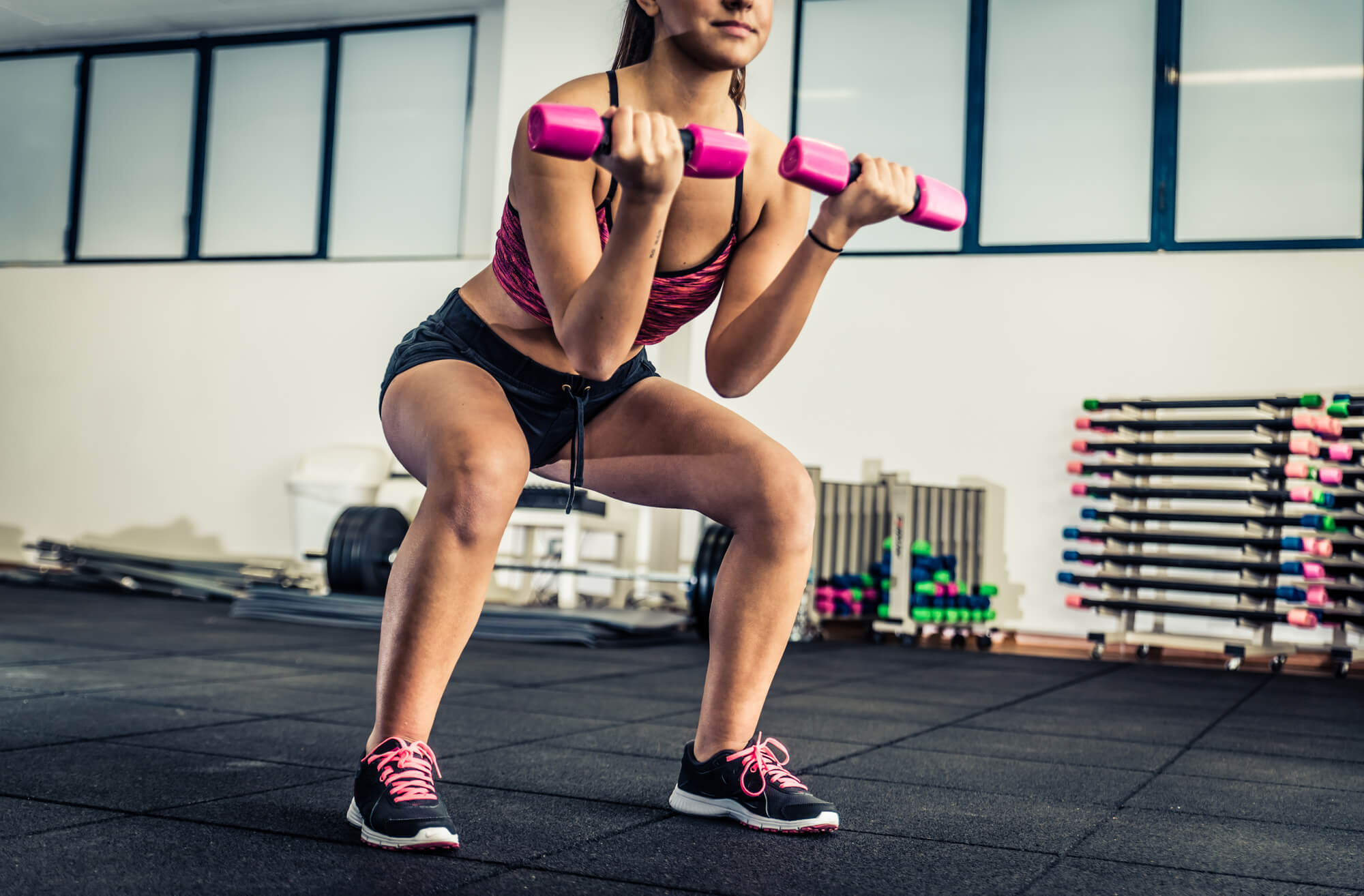 Aprenda uma série de exercícios na academia